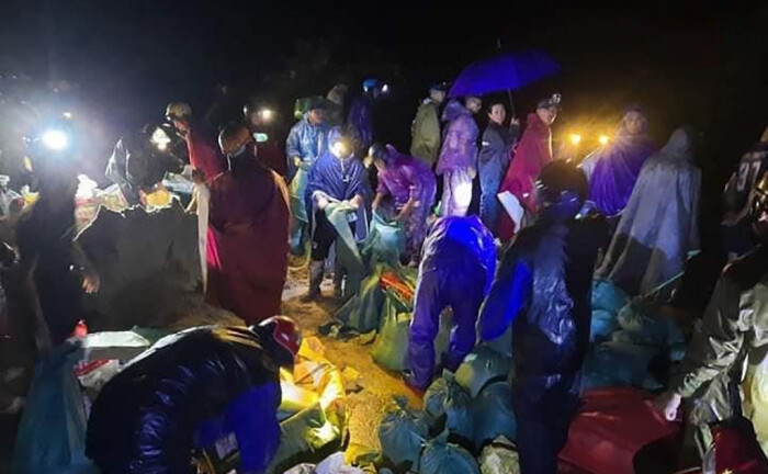 Nghệ An: Hàng trăm người dân trắng đêm đội mưa gia cố đập 