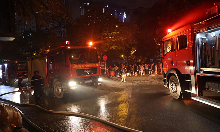 Vụ cháy 3 nhà liền kề trên phố Nhân Hòa: 2 chiến sĩ PCCC bị thương