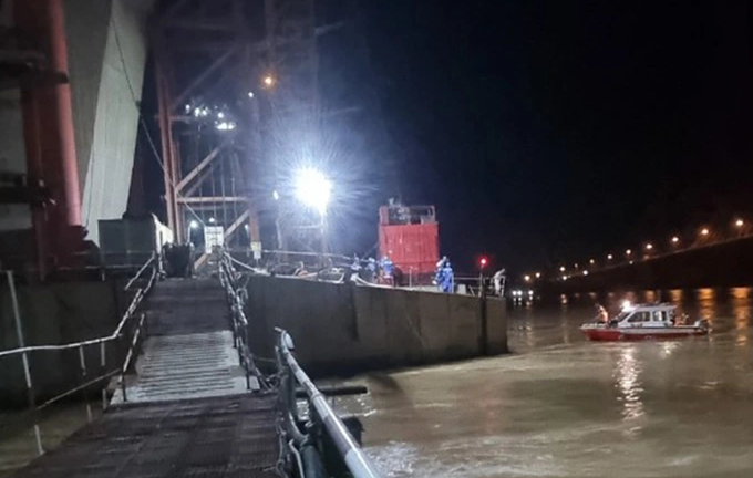 Sập mâm giàn giáo thi công cầu Mỹ Thuận 2, một công nhân rơi xuống sông mất tích