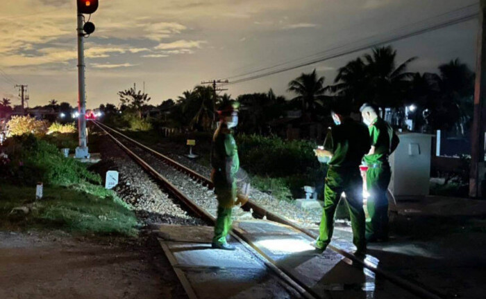 Tin tức tai nạn giao thông mới ngày 8/12: Xe máy đâm vào tàu hỏa, nam thanh niên tử vong thương tâm