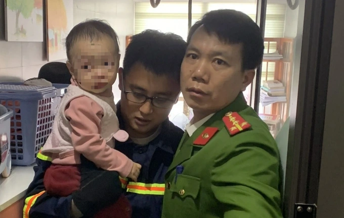 Nghệ An: Cảnh sát kịp thời giải cứu bé 1 tuổi mắc kẹt ngoài ban công chung cư