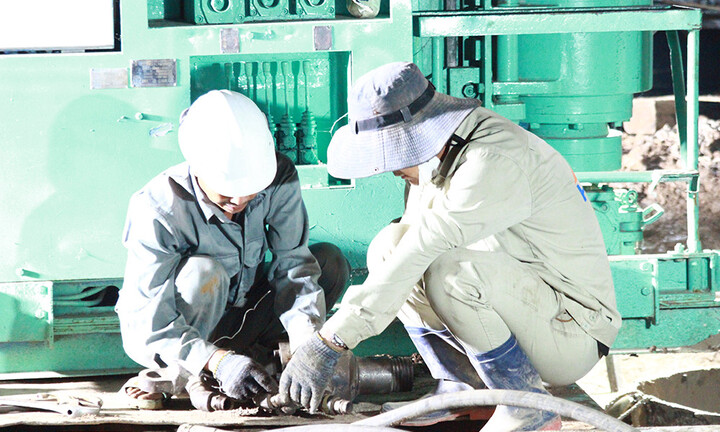 Vụ bé trai lọt xuống trụ bê tông sâu 35m: Bắt đầu gắn cáp kéo ống trụ