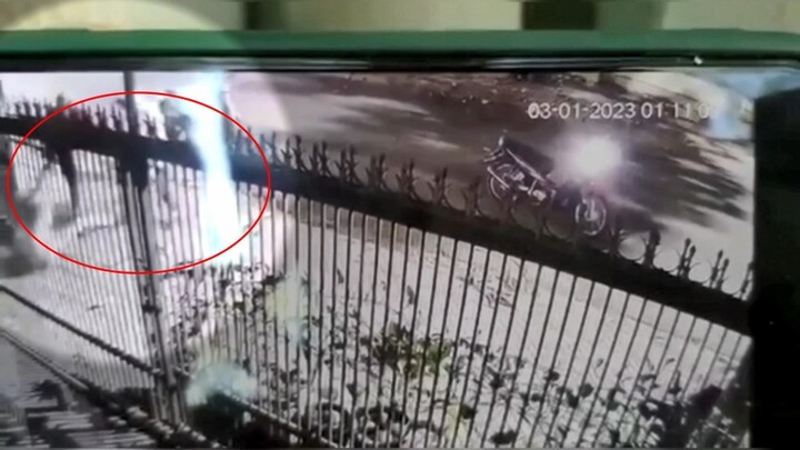 Xe máy lao vào gốc cây, 1 người tử vong, 1 người bị đánh: Camera ghi lại gì?