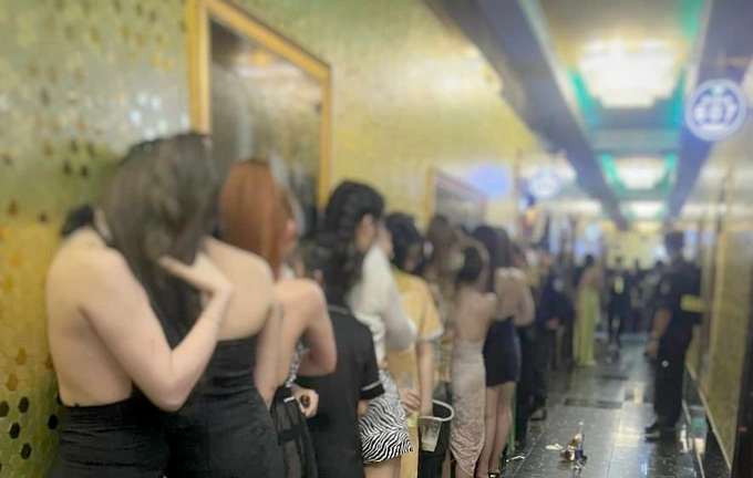 Bắt quả tang 4 nhân viên múa thoát y phục vụ khách trong quán karaoke