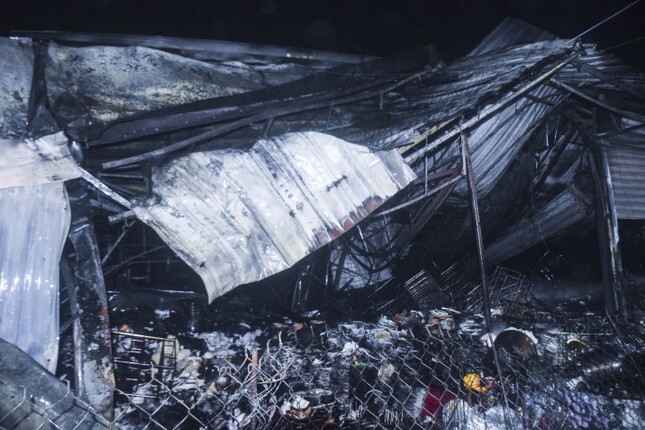 Bình Định: Cháy chợ lúc rạng sáng, 20 gian hàng bị thiêu rụi