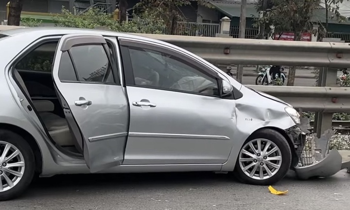 Tin tức tai nạn giao thông mới ngày 21/1: Xe Vios lao sang làn ngược chiều, hất văng loạt người đi xe máy