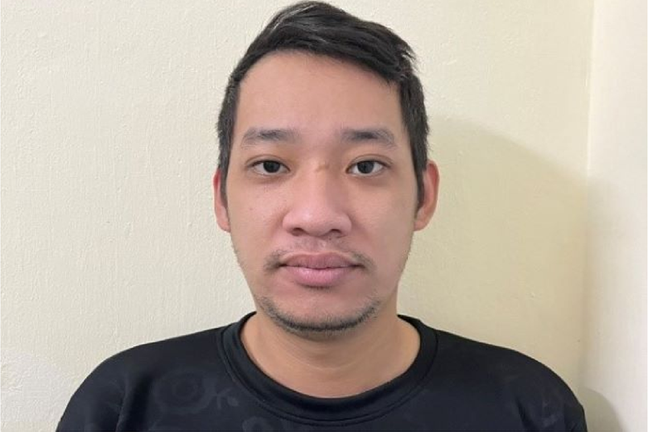 Bắt khẩn cấp nam shipper cướp điện thoại của người nước ngoài