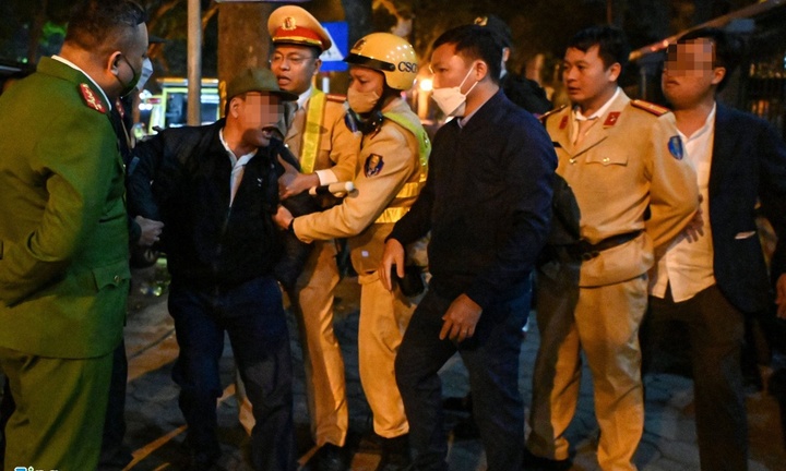 Hà Nội: Công an triệu tập người đàn ông chửi bới tại chốt đo nồng độ cồn