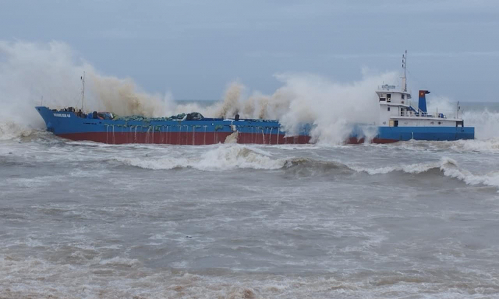 Quảng Ngãi tổ chức họp khẩn vụ tàu chở gạo mắc cạn gãy đôi