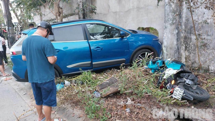 Tin tức tai nạn giao thông mới ngày 29/1: Ô tô nghi bị mất lái đâm xe máy dừng chờ đèn đỏ khiến 2 người nhập viện