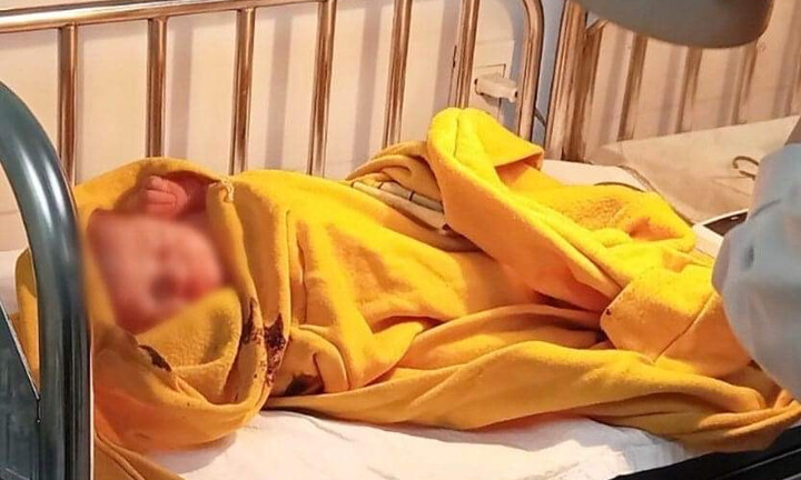 Bé gái bị bỏ rơi trên tàu SE1, trên người vẫn còn dây rốn
