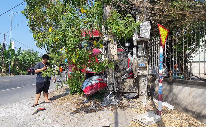Tiền Giang: Xe đầu kéo container tông gãy 2 trụ điện trên quốc lộ