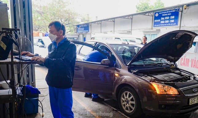 Sau vụ xe 1 đèn lùi bị từ chối kiểm định, Cục Đăng kiểm chỉ đạo 