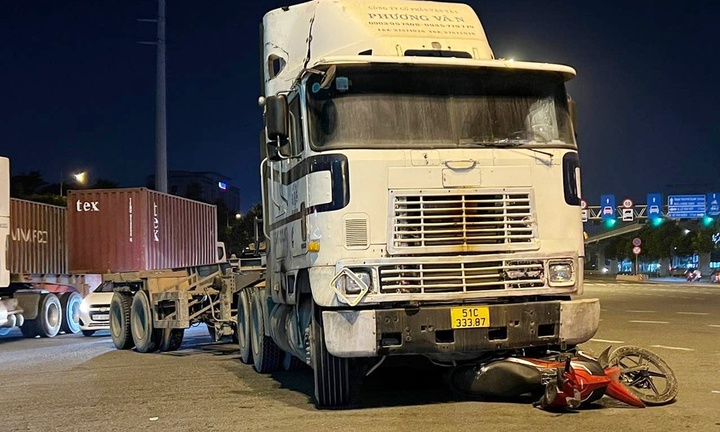 TP.HCM: Va chạm với xe đầu kéo, người đàn ông 33 tuổi tử vong thương tâm