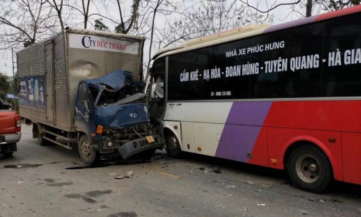 Tin tức tai nạn giao thông mới ngày 26/2: Xe tải biến dạng sau va chạm với xe khách, 7 người thương vong
