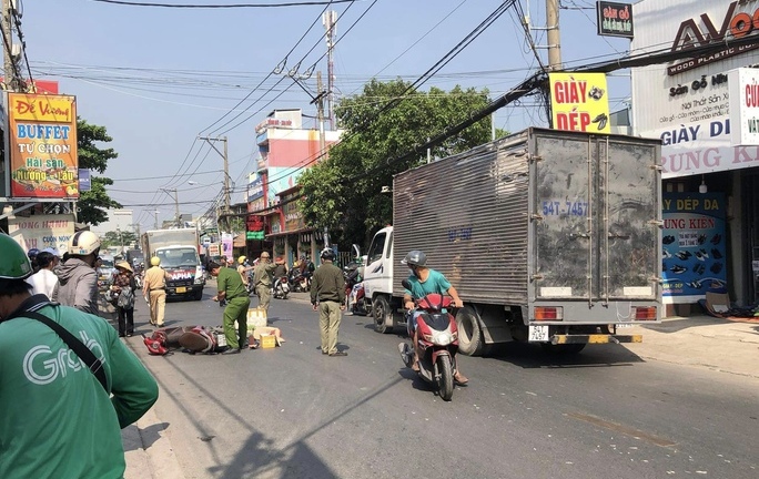 Vụ cô gái trẻ ở TP.HCM bị tai nạn tử vong trên đường đi làm: Camera an ninh ghi lại gì?