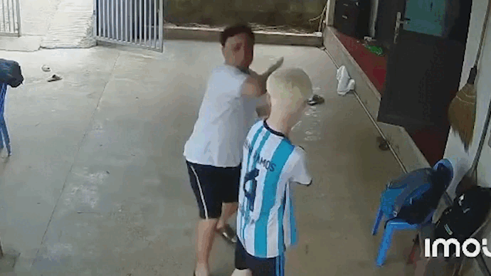 Tin tức pháp luật mới nhất ngày 21/3: Xác minh vụ bé trai bị người đàn ông đánh tới tấp