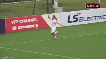 Ăn mừng kiểu Ronaldo, cầu thủ U17 Viettel dính chấn thương, phải nằm cáng rời sân