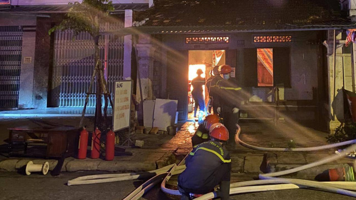 Công an Hà Nội thông tin vụ cháy nhà trong đêm, chồng thoát nạn, vợ tử vong