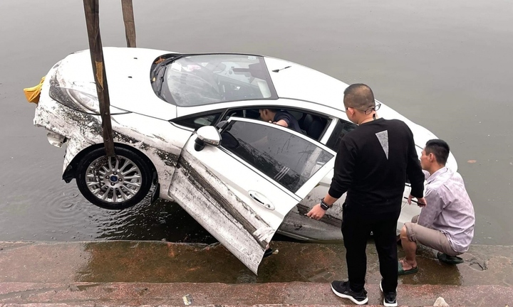 Tin tức tai nạn giao thông mới nhất ngày 2/4: Đạp nhầm chân ga, người phụ nữ lao thẳng ô tô xuống hồ Tây