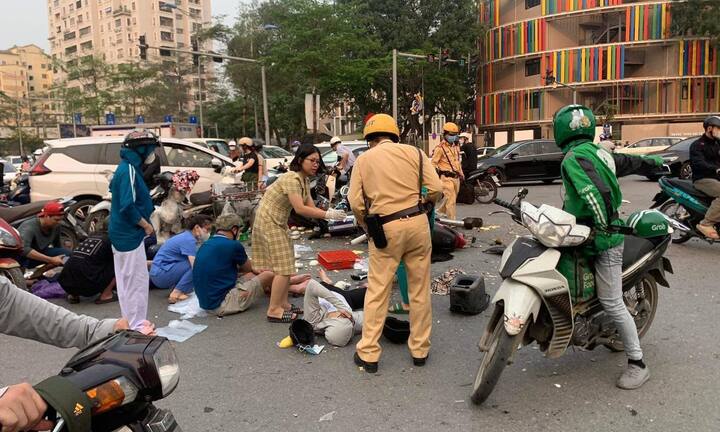 Vụ ô tô tông liên hoàn 17 xe máy ở Hà Nội