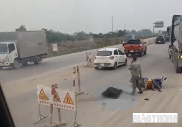 Tin tức tai nạn giao thông mới nhất ngày 9/4: Xót xa bé 2 tuổi ngồi khóc bên thi thể mẹ sau tai nạn