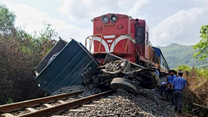 Tin tức tai nạn giao thông mới nhất ngày 29/4: Va chạm với tàu hỏa, tài xế xe tải tử vong