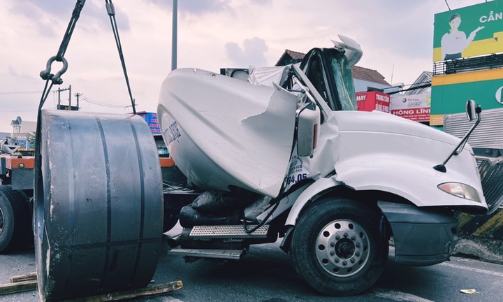 Vụ cuộn thép nặng 20 tấn lăn đè bẹp cabin xe đầu kéo: Hiện trường có gì?