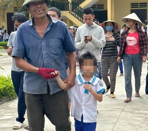 Hi hữu: Bé gái 6 tuổi ngủ quên trong tủ đựng đồ, cả xã hốt hoảng đi tìm