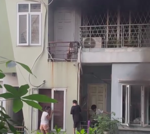 Hiện trường vụ cháy nhà lúc sáng sớm ở Hà Nội, 2 bé trai cùng gia đình leo ban công thoát thân