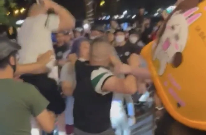 Vụ cô gái trẻ lao ra giữa phố chặn ô tô ở Hà Nội: Công an phường Thụy Khuê nói gì?