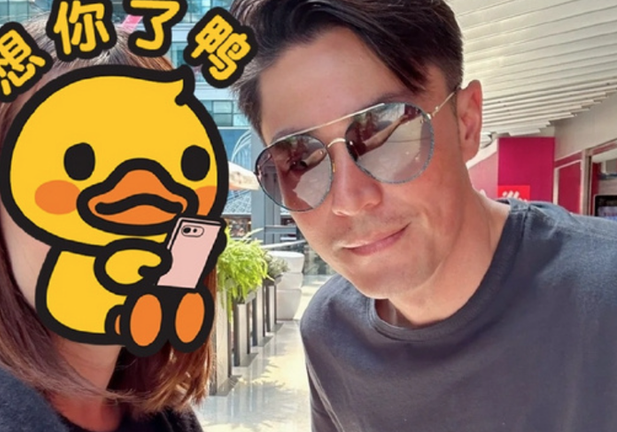 Tin tức sao Hoa ngữ mới nhất ngày 24/5: Hoắc Kiến Hoa rạng rỡ khi chụp ảnh với người hâm mộ