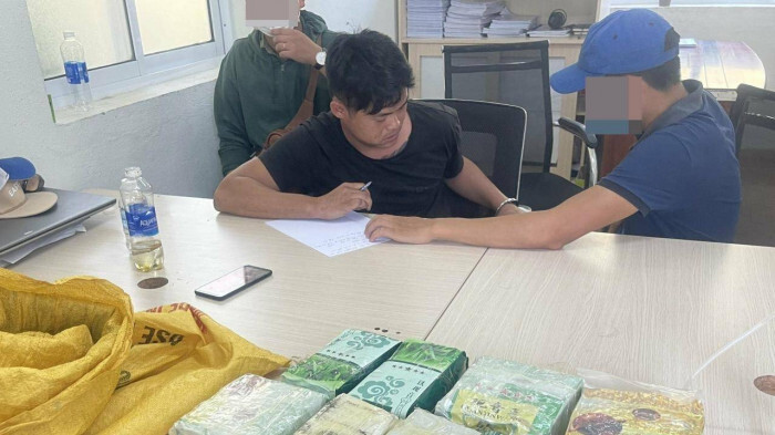 Công an bắt giữ Phương 