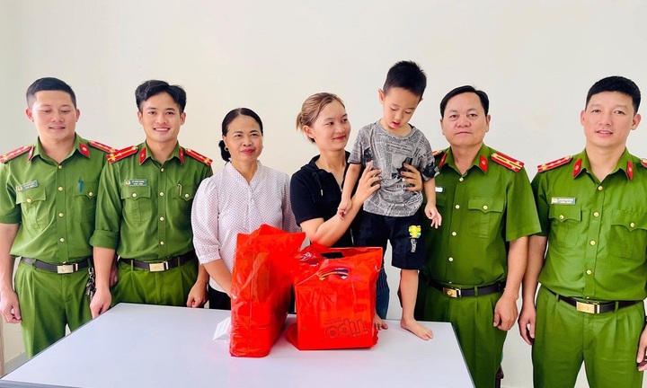 Lai Châu: Bé 4 tuổi trượt chân chới với dưới ao sâu được 2 cán bộ công an cứu kịp thời