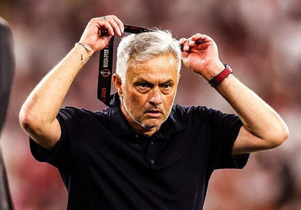Roma thất bại trước Sevilla, HLV Jose Mourinho có hành động gây sốc