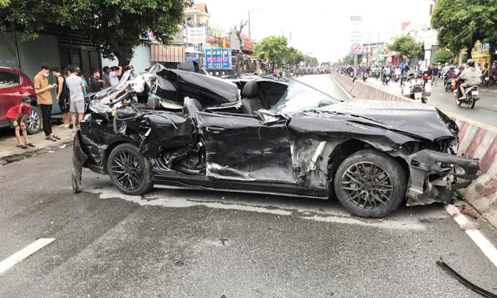 Vụ ô tô tông nhiều xe máy dừng đèn đỏ ở Bình Dương: Phương tiện biến dạng, 3 người bị thương