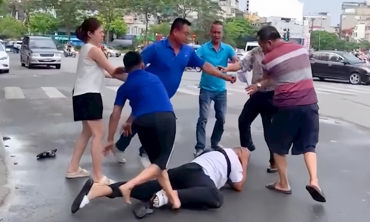 Vụ phóng viên bị hành hung: Chủ tịch Hà Nội chỉ đạo điều tra