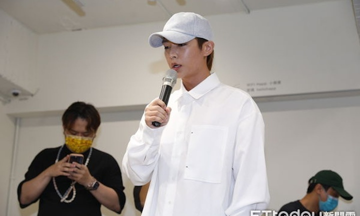 Tin tức sao Hoa ngữ mới nhất ngày 22/6: Viêm Á Luân bất ngờ xông vào họp báo, khóc lóc xin lỗi bạn trai cũ