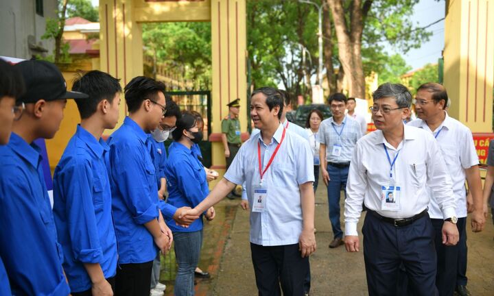 Bộ trưởng Nguyễn Kim Sơn động viên thí sinh, giáo viên tham dự kỳ thi tốt nghiệp THPT 2023