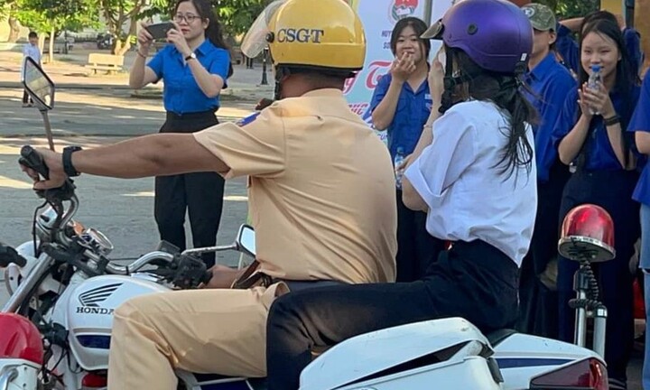 Kỳ thi tốt nghiệp THPT 2023: CSGT dùng xe đặc chủng chở thí sinh về nhà lấy giấy tờ