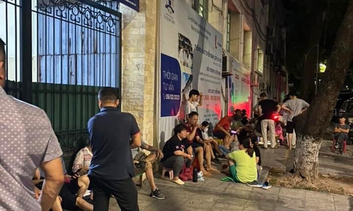 Phụ huynh tại Hà Nội xuyên đêm vây kín cổng trường, giành suất học cho con vào lớp 10