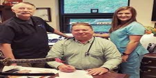 Kế hoạch của bác sĩ ngoại tình với cấp dưới: Chất độc hoàn hảo