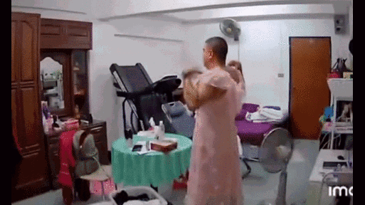 Chồng hồn nhiên mặc chiếc váy màu hồng nữ tính, vợ xem qua camera bỗng thấy