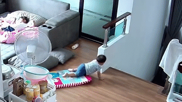 Video: Phát hiện em trai bò về phía cầu thang, chị gái có màn xử lý đáng khen