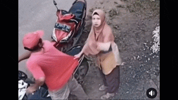 Đang hí hoáy trộm xe thì bắt gặp camera ghi hình, đôi vợ chồng hành động khiến dân tính 