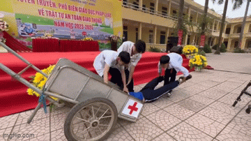 Diễn tập cấp cứu bệnh nhân, nhóm nam sinh Vĩnh Phúc khiến dân mạng cười muốn