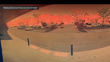 Khoảnh khắc ô tô lao như tên bắn húc bay cột bê tông rồi tông thẳng vào ngôi nhà