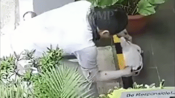 Thấy vết  "lạ " ngoài hành lang, người phụ nữ xem camera phát hiện hành vi đáng sợ của nam shipper
