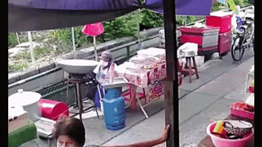 Thót tim cảnh người đàn ông bán hàng rong bị cả chảo dầu sôi đổ ập lên người