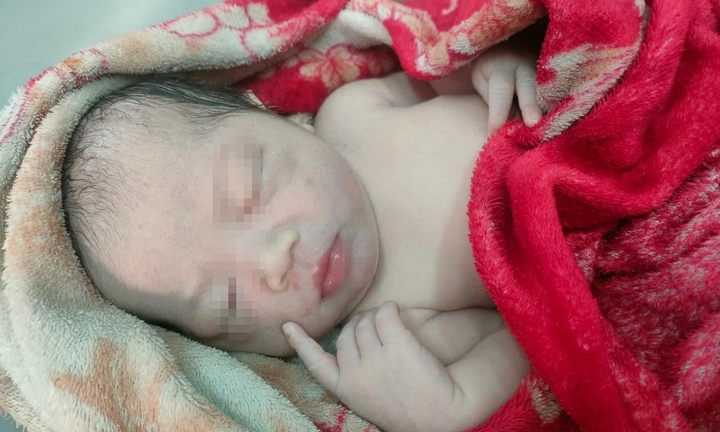 Bé trai sơ sinh 3kg bị bỏ rơi trên lề đường ở TP.HCM, mặt có nhiều nốt như muỗi đốt